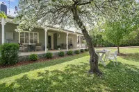 Beautiful spacious home a short walk to town centre. - บังกะโล