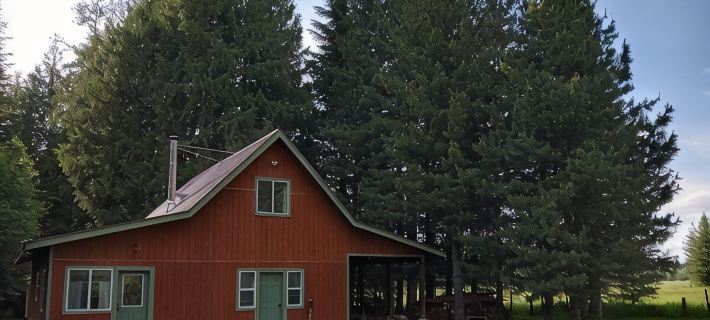 Little house in the woods, close to the lake,town and mountain. Hotels in Bonner County