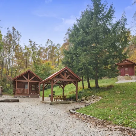 Cozy Hocking Hills Cabin on 20 private acres! Only 7 miles from State Park!