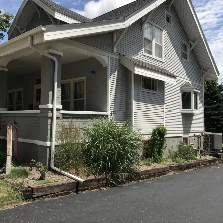 Location! Location! Location! 5 Bedroom Home 1 Block From Downtown Decorah Отели в г. Декора