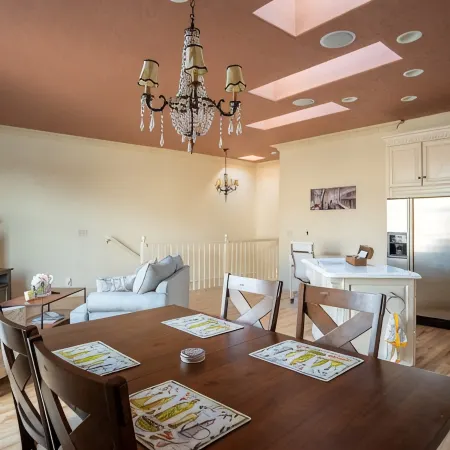NEW* Sammy's Place! Clean, Comfy, Stylish & Peaceful - Entire East End Townhouse