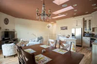 NEW* Sammy's Place! Clean, Comfy, Stylish & Peaceful - Entire East End Townhouse - ブティック