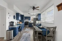 Cozy LeClaire Townhome within walking distance to downtown! - Wifi