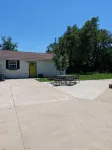 Front door parking, private covered patio with fenced in backyard - Parvekkeita