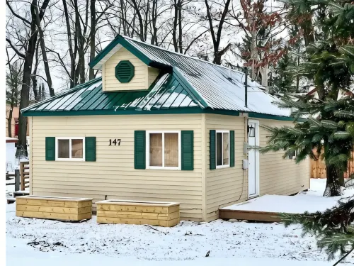 Stylish, Cozy Cabin in Lake George.