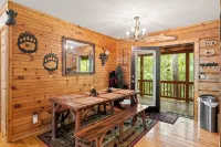 Creekfront Cabin w/ Hot Tub! Motorcycle Friendly! - Chalets