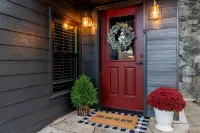 Cozy 2 BR bungalow, moody design, walk to square - 4 stjerner