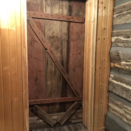 Rustic log cabin in the beautiful Wyoming Black Hills!