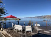 The Lake Cottage on Soda Bay-Pet Friendly, Private Deck, Dock & Kayaks - 4-Star