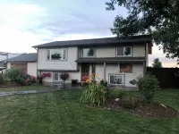 House Near Hospital, Baseball Fields, and College - Homestays