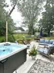 Cheerful, Newly Renovated Cottage close to Newport w/ hot tub!
