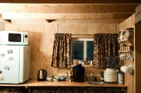 One bedroom cabin with inside toilet and stand up loft.  PET FRIENDLY! - 샬레 호텔