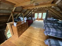 Secluded trailside cabin for 8 people on Kingdom Trails Hotels in Burke