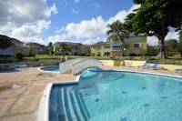 Superb 2 Bedroom/2 Bath Beachfront Condo in Tower Isle, Near Ocho Rios - piscina