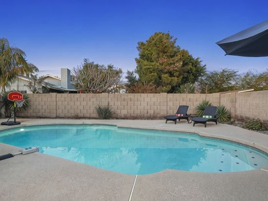 Large Pool, Near State Farm Stdm and Many Entertainment Districts!