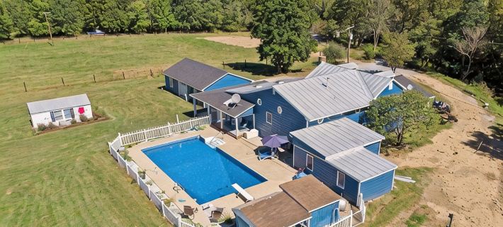 Rustic Farmhouse with Pool/hot tub/fire pits/6.5 acres Mountain Views Hotels in Page County