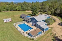 Rustic Farmhouse with Pool/hot tub/fire pits/6.5 acres Mountain Views - Mountain view