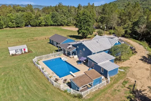 Rustic Farmhouse with Pool/hot tub/fire pits/6.5 acres Mountain Views - Pools