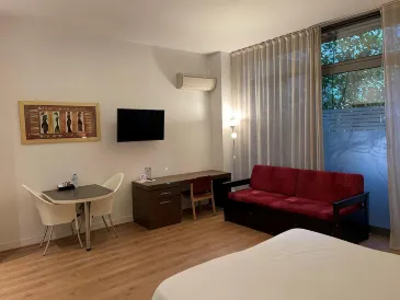 雷納奎帝國公寓酒店