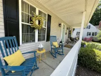 High-end home w/ fireplace, gourmet kitchen, sauna, game rm/ large yard/fire pit - Homestays