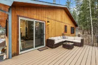 Bear Paw Haven-nestled in the trees. Pet & family friendly. HOT TUB, Free WiFi