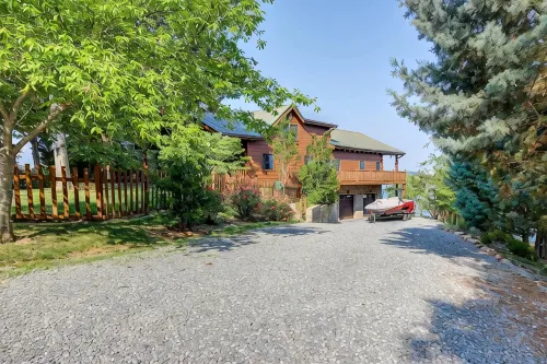 Great family retreat!  Lakefront property with dock. Best views! Near Dollywood - 4-Star