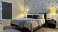 Blue Angels Porch Views, Downtown, Fenced Yard + Fire Pit and Pet Friendly! - 鄉村度假屋