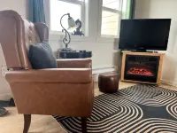 Stylish/Cozy 2 BR Art Deco Retreat- Wifi, AC, Central Location!