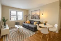 Charming 1-bedroom apt walk to Train and DownTown area with WiFi, AC - 2성급