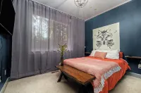 Welcome to Your New Favorite Spot! Tree Top Views & Lots of Room! - 3-نجوم