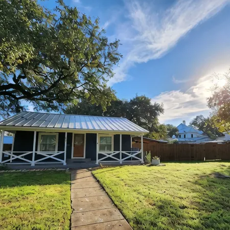 Charming 1-BR pet friendly house in Lockhart. Short stroll to the best BBQ spots
