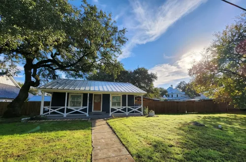 Charming 1-BR pet friendly house in Lockhart. Short stroll to the best BBQ spots