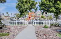 Cozy 1BR Bungalow by the beach, coffee, and dining. Walking Score 10/10