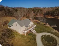 Hocking Hills Lodge w/hottub,10acre lake, with Basketball & Pickleball court - 5-Star