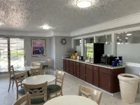 Days Inn & Suites by Wyndham Arlington Heights - breakfast