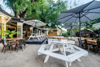 Shoestrings Backpackers Lodge Vic Falls - Parking