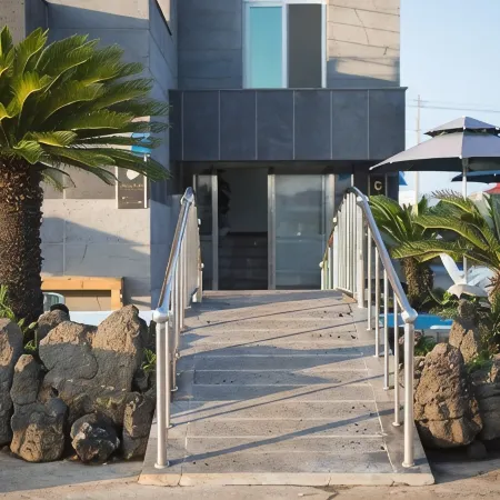 Jeju Flyjin House Pension Отели рядом с достопримечательностью «Пляж Джимйонг»