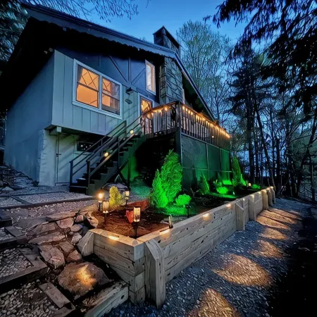 Storybook Chalet/Watch Movies under the Stars/Hot Tub/Hiking/Biking/Concerts