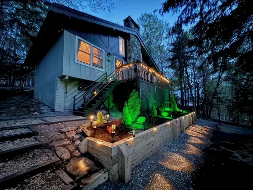 Storybook Chalet/Watch Movies under the Stars/Hot Tub/Hiking/Biking/Concerts