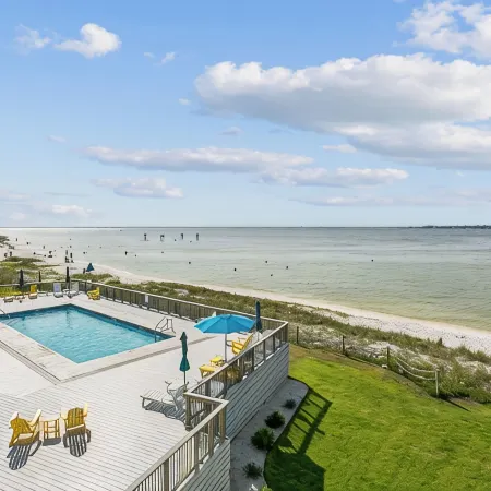 Waterfront 3-bedroom palm beach paradise with a pool on Pensacola Beach