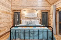 Just Chillin' - Romantic 💑Luxury, Arcade, Outdoor Amenities, Hot Tub🌲🌊🔥 - Romantic