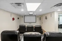Family Resort! MINI GOLF, heated pool, lakefront, hot tub, game room & theater! - Balkoner