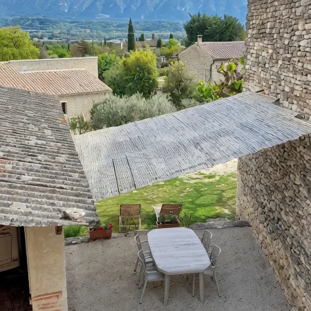 GIte in a quiet hamlet near Gordes