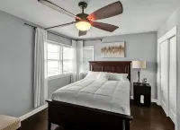 Stay in a charming 2-bedroom house in Omaha with WiFi, AC, and a peaceful vibe. - 방갈로