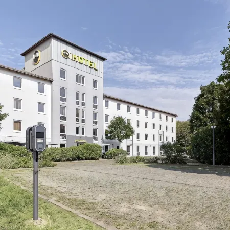 B&B Hotel Köln-Marsdorf Отели рядом с достопримечательностью «Станция метро Schaffrathsgasse»
