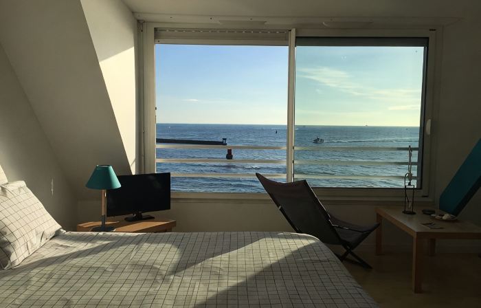 A studio located in a house directly on the beach in a stunning maritime site