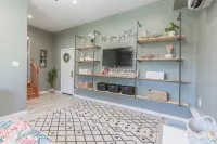 Pet-Friendly Bay Escape w/ Pool - 3つ星