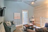 In-town coastal getaway, with a heated pool & level 2 Tesla EV charger on site. - con encanto