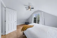Ultimate Lakeview Cottage Retreat: Hot Tub, Paddle & Play - balcony