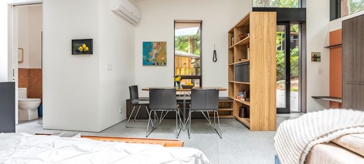 Hip Modern Studio in serene central Bellevue with AC, WiFi, Kitchen, TV 킹 군 호텔
